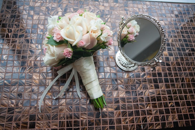 Hochzeitsstrauß von Blumen einschließlich rotem Hypericum, Rosen, Maiglöckchen, Mini-Rosen, Samen-Eukalyptus, Astilbe, Scabiosa, Pieris und Efeu