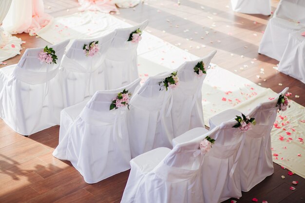 Hochzeitsstuhlhussen mit rosa Blumen