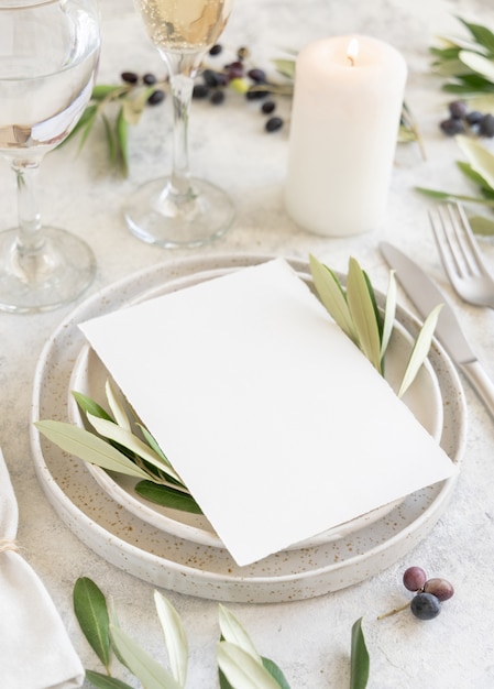 Foto hochzeitstafel mit einer mit olivenzweigen verzierten karte