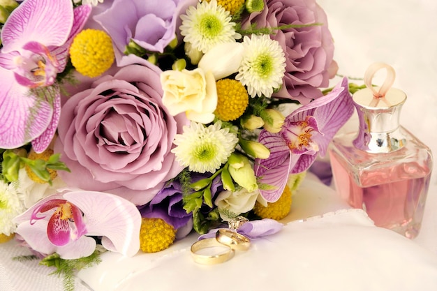 Hochzeitstag Blumenstrauß mit Rosen und goldenen Ringen, Urlaubskarte