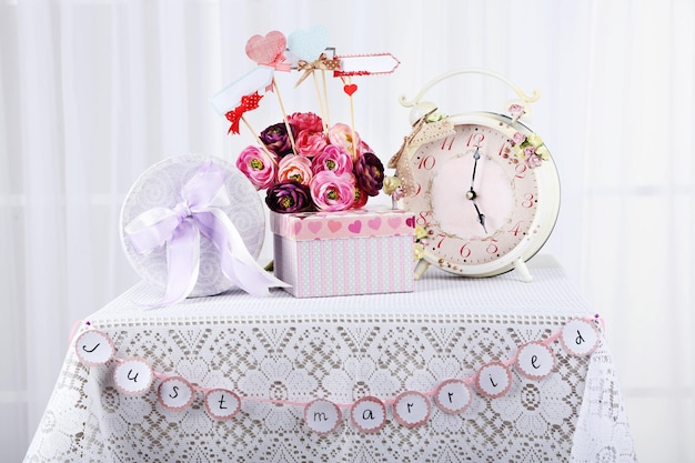 Hochzeitstisch für Geschenke und Dekorationen, auf hellem Hintergrund