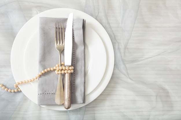 Hochzeitstisch Gedeck mit Platten Gabel und Messer Draufsicht