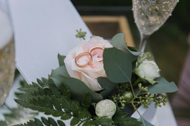 Hochzeitstisch mit Gläsern und Ringen