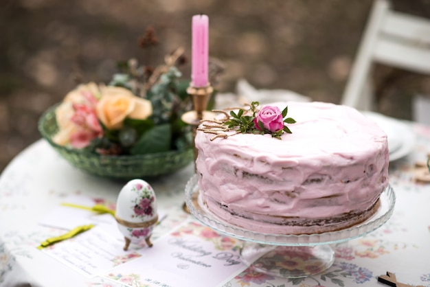 Hochzeitstisch mit Kerzen und Kuchen Nahaufnahme