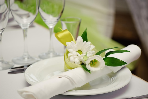 Hochzeitstischdekoration in grüner und weißer Farbe Geräte Floristik