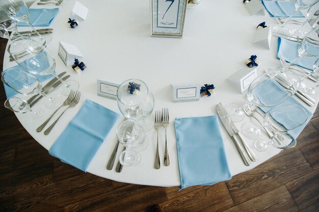 Hochzeitstischdekoration mit blauen Blumen auf dem Tisch im Restaurant Tischdekoration zum Abendessen bei der Hochzeit.