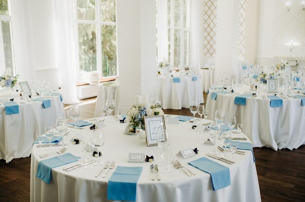 Hochzeitstischdekoration mit blauen Blumen auf dem Tisch im Restaurant Tischdekoration zum Abendessen bei der Hochzeit.