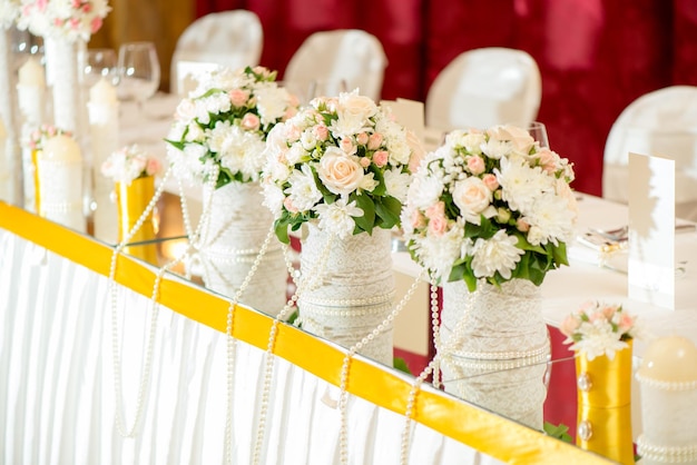Hochzeitstischdekoration mit Blumen und Glaswaren