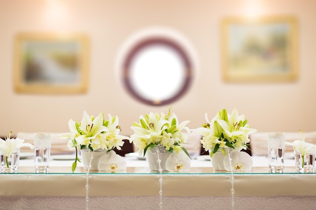 Hochzeitstischdekoration mit Blumen