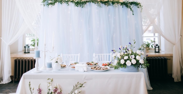 Hochzeitstischdekoration mit frischen Blumenx9xA