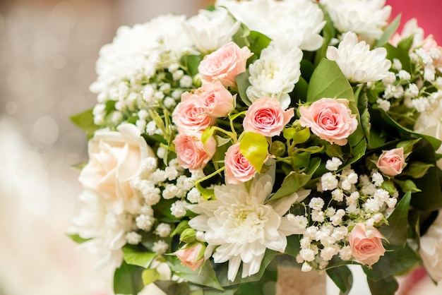 Hochzeitstischdekoration mit Rosen