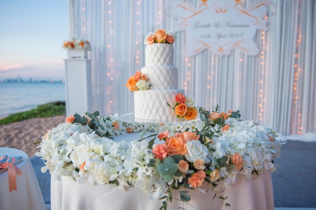 Hochzeitstorte am Strand