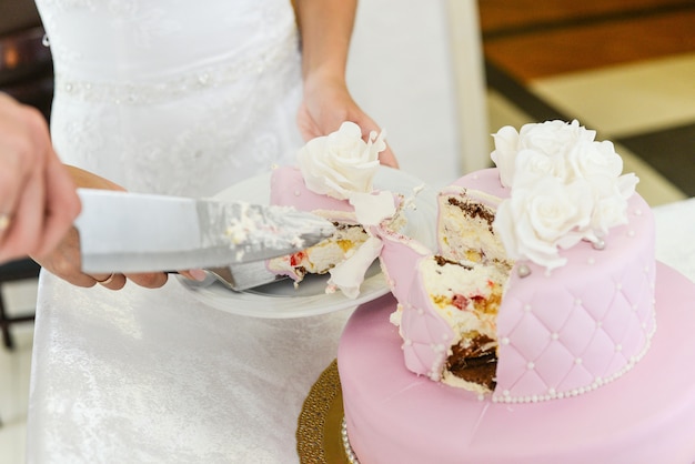 Hochzeitstorte für Gäste einer Hochzeitsfeier aus den Beeren