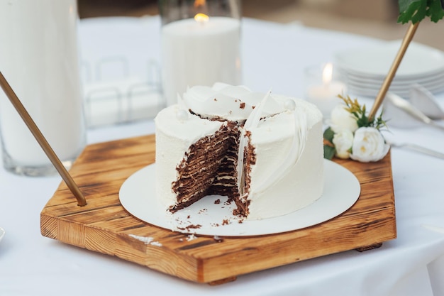 Hochzeitstorte für Jungvermählten auf einem Holzständer