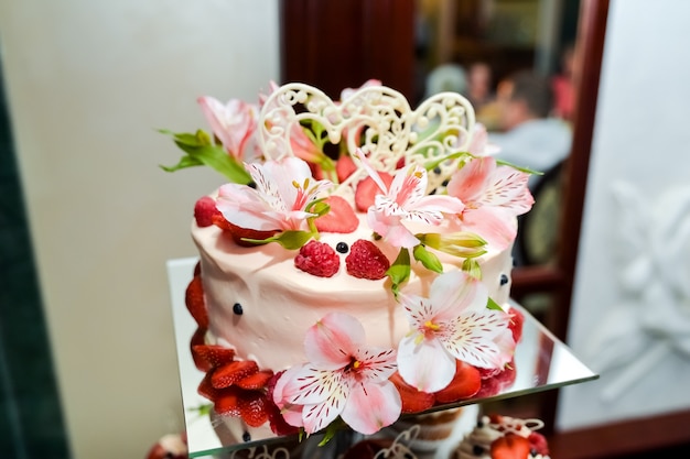 Hochzeitstorte mit Blumen. Detail eines Lebensmittelbanketts