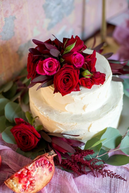 Hochzeitstorte mit Blumen und Früchten geschmückt