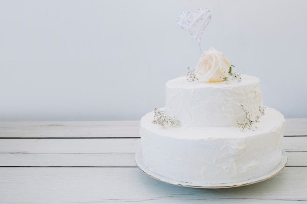 Foto hochzeitstorte mit blumen