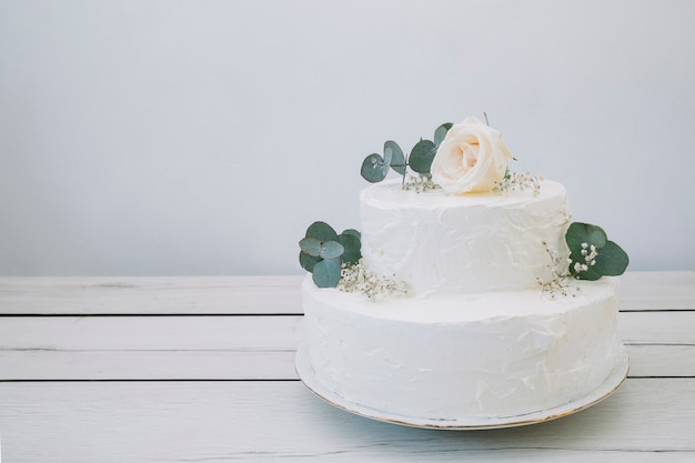 Foto hochzeitstorte mit blumen