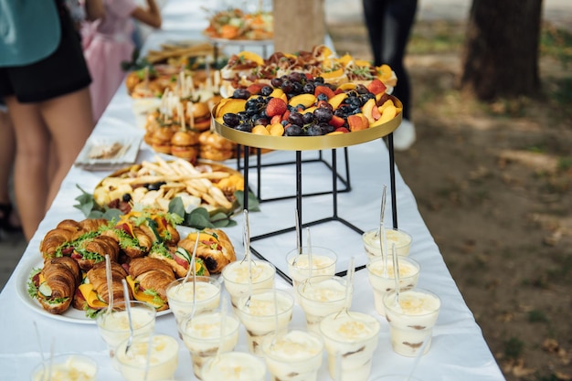 Hochzeitstorte Tischhintergrund süße und köstliche Restaurantdesserts leckeres Essen auf Buffetparty