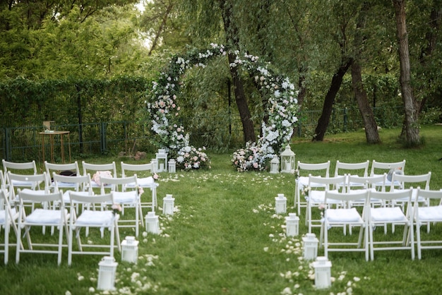 Hochzeitszeremonie mit Trockenblumen