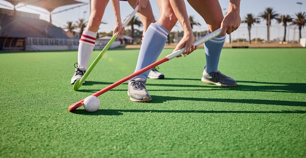 Foto el hockey deportivo y las piernas de los atletas en el campo juegan y la gente de fitness entrena la competencia y hace ejercicio al aire libre partido deportivo jugador de hockey vida competitiva y activa con entrenamiento en el estadio