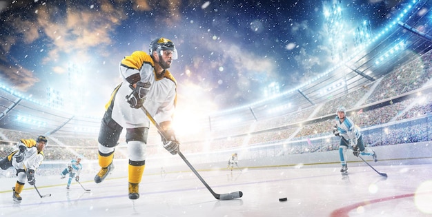 Hockey Der Hockeyspieler gibt den Pass an seinen Teamkollegen weiter Sport concept Ad