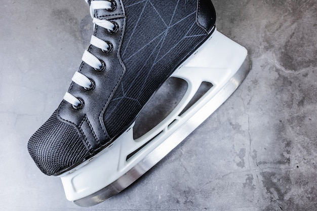 Hockey hombres patines en blanco y negro sobre gris