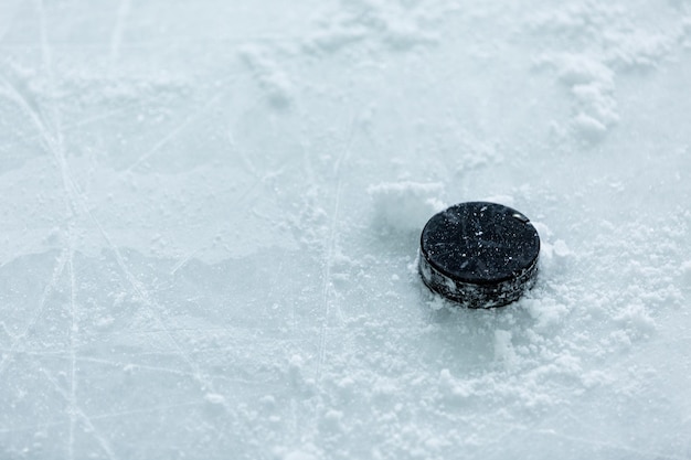 Hockey-Puck auf der Eisbahn