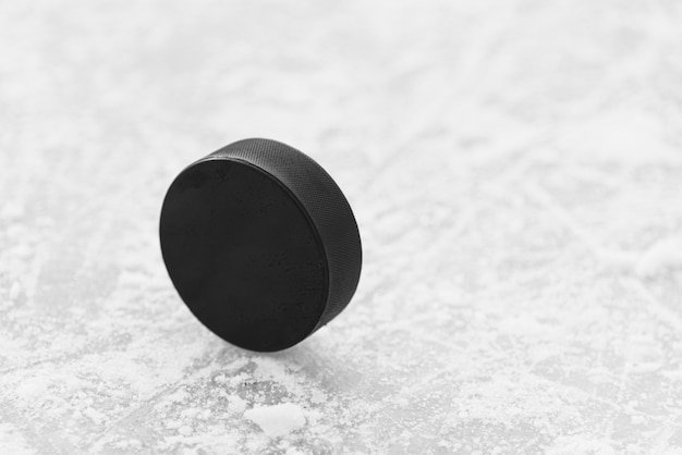 Hockey Puck liegt auf der Schnee Nahaufnahme