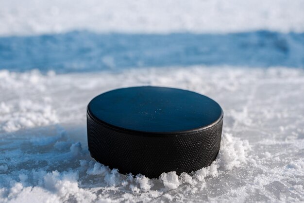 Hockeypuck liegt auf der Schneenahaufnahme