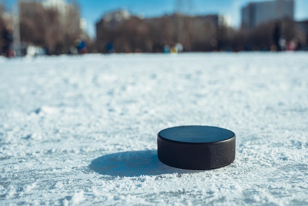 Hockeypuck liegt auf der Schneenahaufnahme