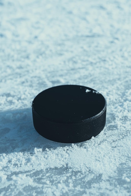 Hockeypuck liegt auf der Schneenahaufnahme