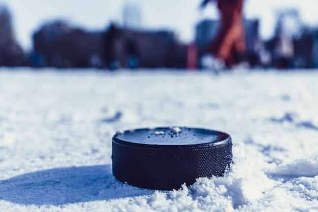 Hockeypuck liegt auf der Schneenahaufnahme