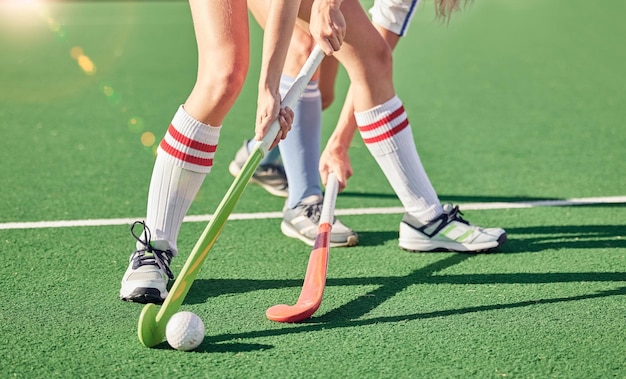 Hockeyschläger-Hockeyball- und Rasenwettbewerbssportspiele und -herausforderung auf Rasenplatz und Feldhockeyspielerinnen der Frauenmannschaft im Freien sowie Wettkampf-Action und Sporttraining in der Stadionarena