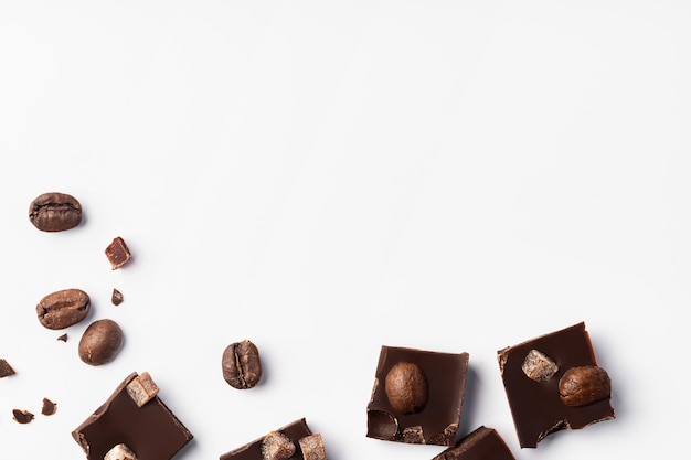 Hocolate-Stücke gefüllt mit kandierten Früchten, isoliert auf weiss