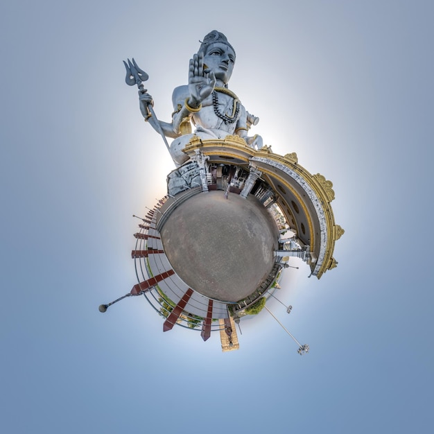 höchste hinduistische Shiva-Statue in Indien auf einem Berg in der Nähe des Ozeans auf einem kleinen Planeten im blauen Himmel Transformation des sphärischen 360 Panoramas Sphärische abstrakte Ansicht mit Krümmung des Raumes