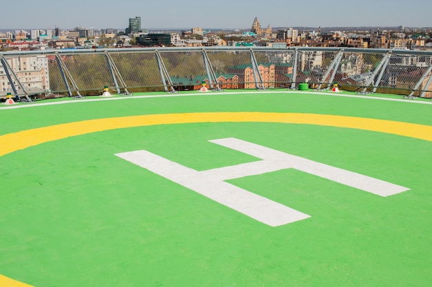 Höchster Punkt im Hotel auf dem Dach mit der Heliport-Markierung in Kazan Mai 2022