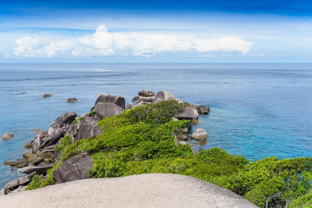 Höhenansicht über tropische Türkislagune mit sandigem Strand und tropischem Wald, Similan-Insel, Phuke