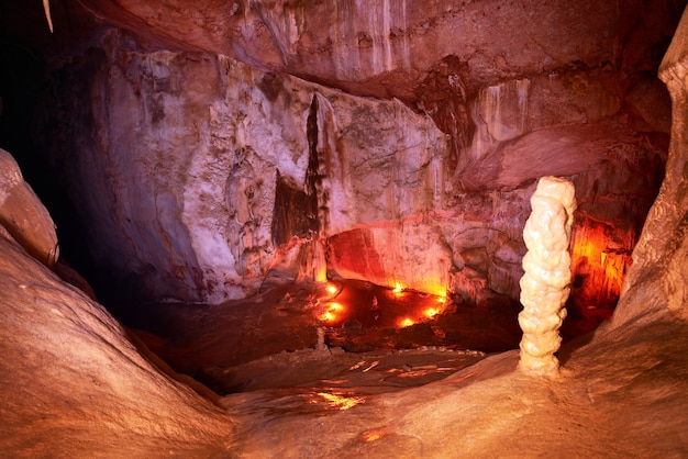 Höhle dunkles Interieur mit Licht, Stalaktiten und Stalagmiten