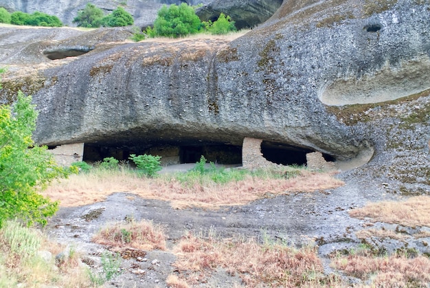 Höhle Wohnsitz der alten Einsiedler in der Nähe von Kastraki Dorf Meteora Griechenland
