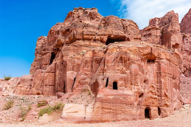 Höhlenhäuser von Beduinennomaden in der antiken Stadt Petra in Jordanien