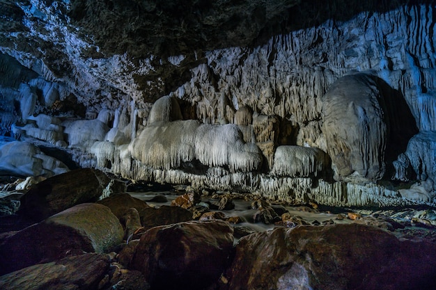 Höhlenpassage mit schönen Stalaktiten in Thailand (Tanlodnoi-Höhle)