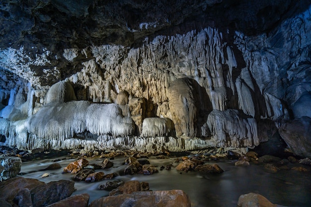 Höhlenpassage mit schönen stalaktiten in thailand (tanlodnoi-höhle)