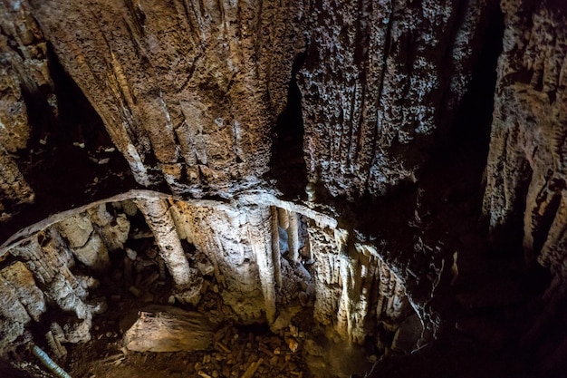 Höhlenstalaktiten, Stalagmiten und andere Formationen auf der Krim EmineBairKhosar