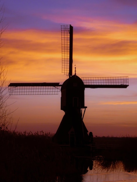 Foto hoekmolen ao nascer do sol vianen