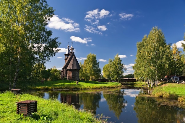 Hölzerne alte Kirche im Park