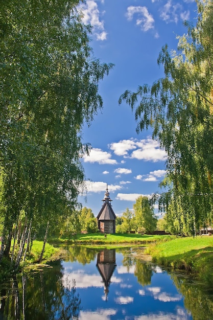 Hölzerne alte Kirche im Park