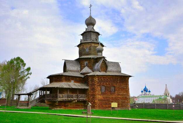 Hölzerne alte orthodoxe Kirche