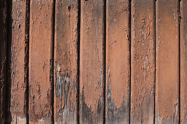 Hölzerne alte schäbige Wand aus Brettern im Vollbildmodus