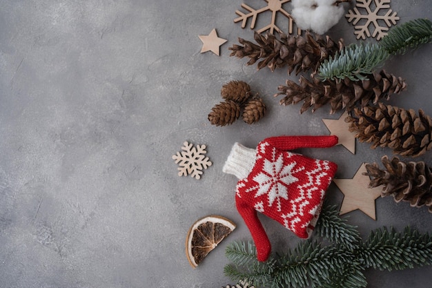 Hölzerne Bäume und Sterne der Weihnachtsdekoration auf grünem Papierhintergrund mit Kopienraum